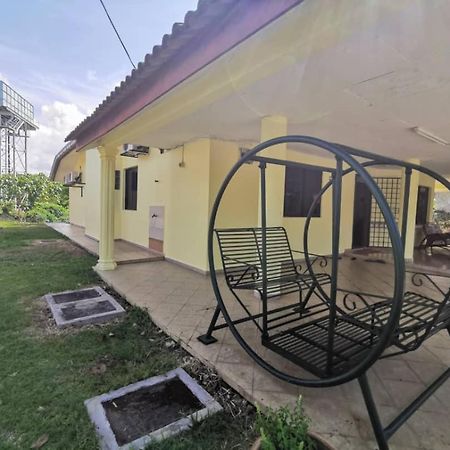 Pandai Dickson Banglow White & Yellow House Apartamento Port Dickson Exterior foto