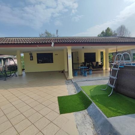 Pandai Dickson Banglow White & Yellow House Apartamento Port Dickson Exterior foto