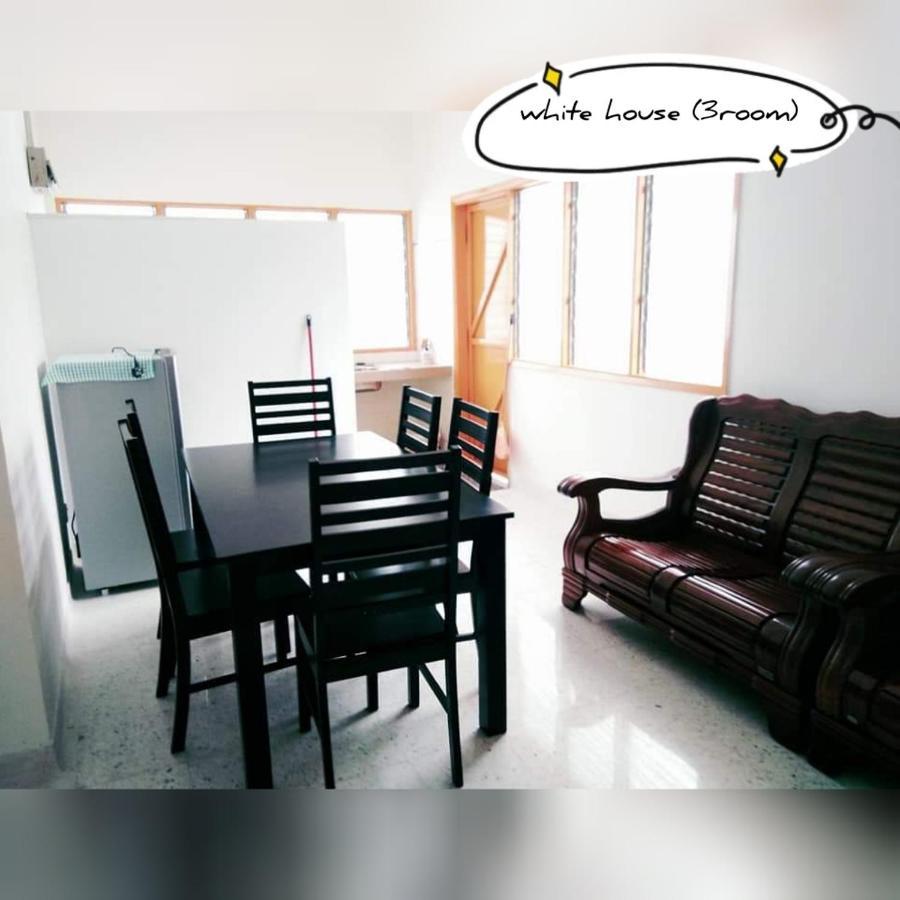 Pandai Dickson Banglow White & Yellow House Apartamento Port Dickson Exterior foto