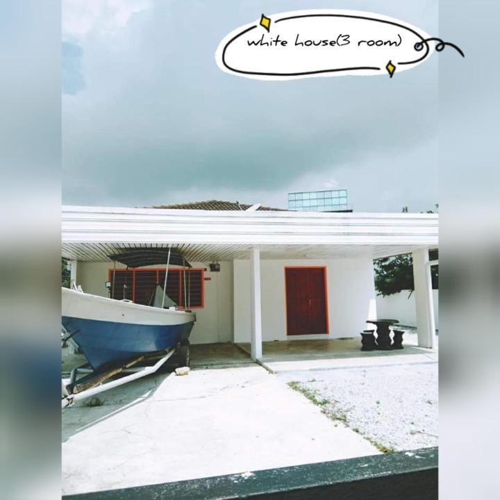 Pandai Dickson Banglow White & Yellow House Apartamento Port Dickson Exterior foto