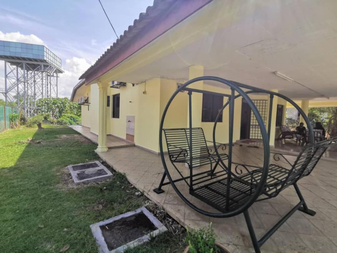 Pandai Dickson Banglow White & Yellow House Apartamento Port Dickson Exterior foto